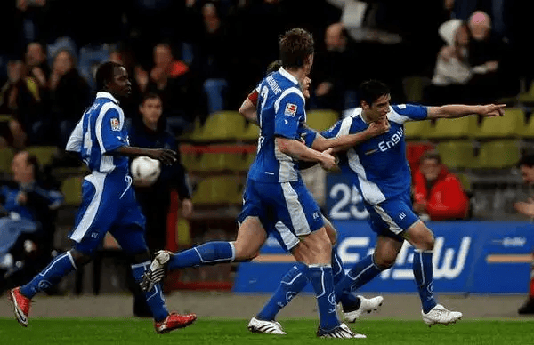 包含汉诺威队在关键战役中失利，保级希望渺茫的词条