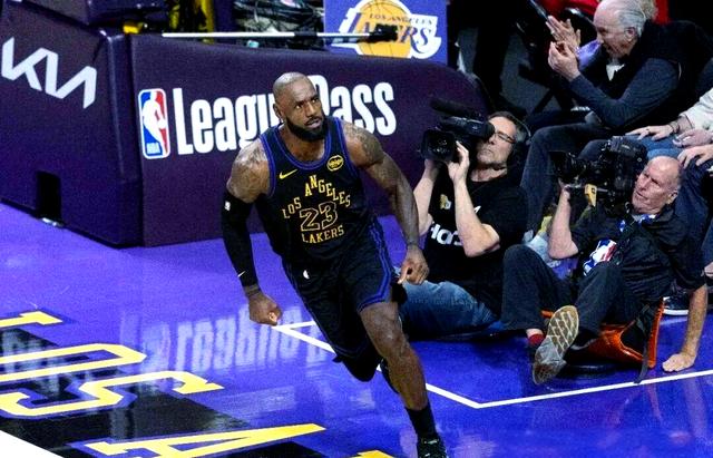 洛杉矶湖人NBA战胜孟菲斯灰熊戴维斯封盖锁定