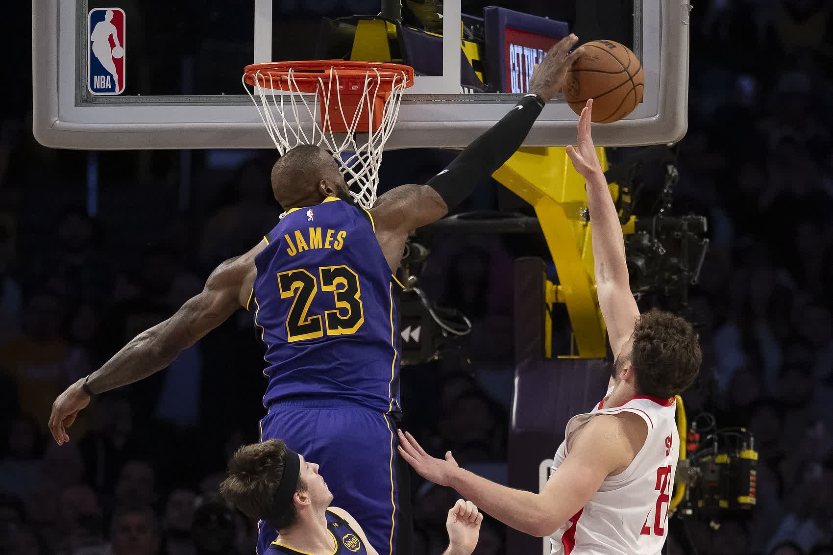 关于洛杉矶湖人NBA战胜丹佛掘金詹姆斯关键突破的信息