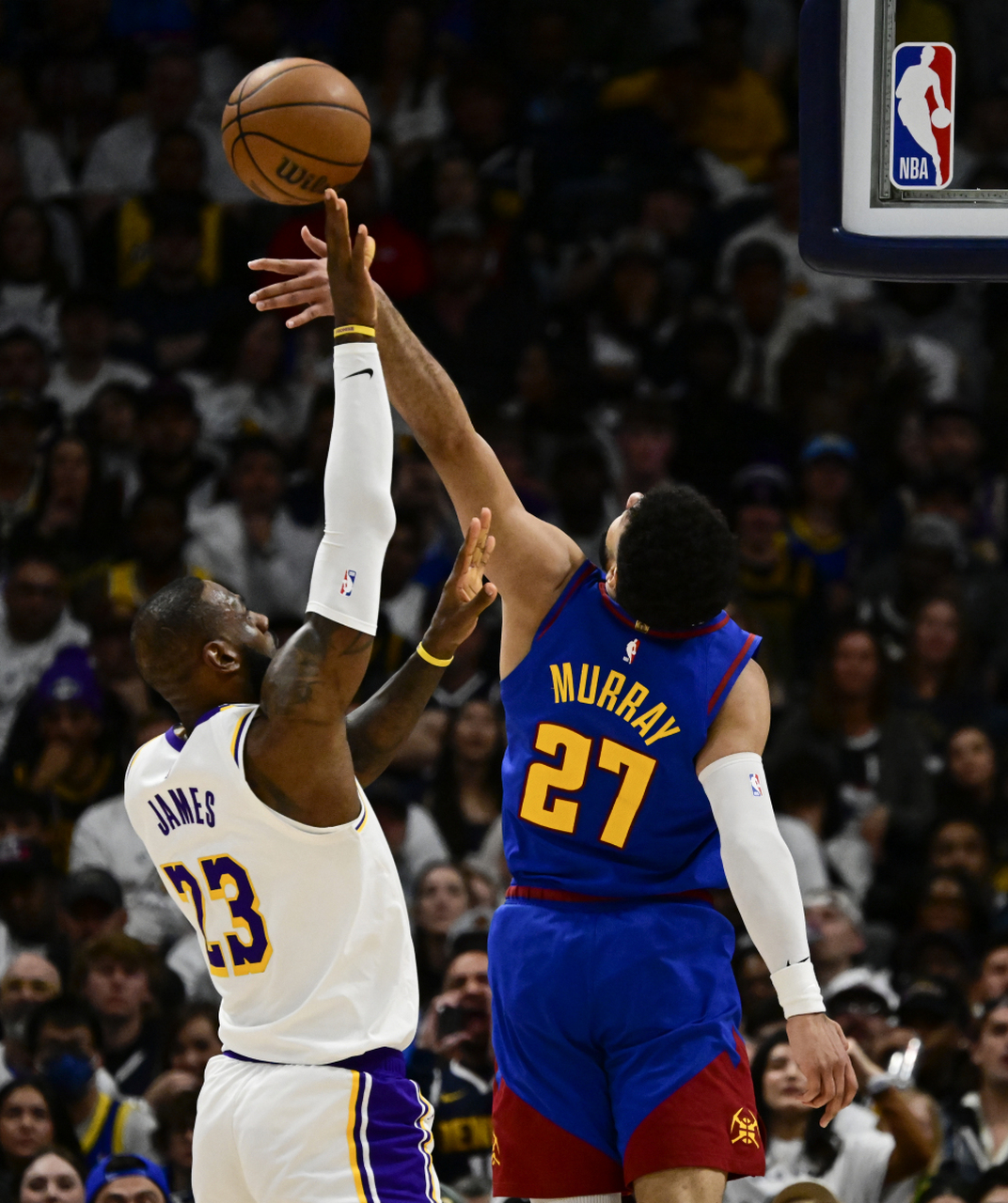 关于洛杉矶湖人NBA战胜丹佛掘金詹姆斯关键突破的信息