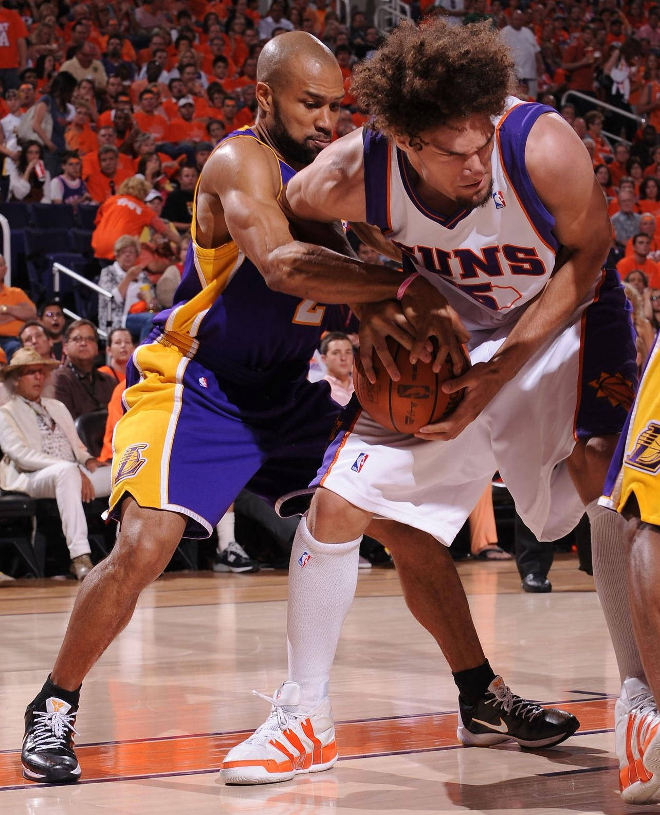 洛杉矶湖人NBA战胜菲尼克斯太阳詹姆斯关键上篮